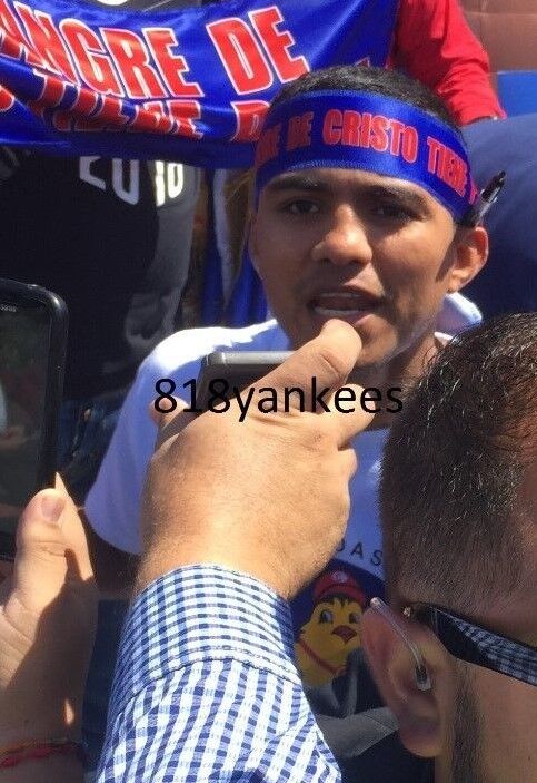 Roman "Chocolatito" Gonzalez Signed Everlast Boxing Glove with proof - Picture 3 of 3
