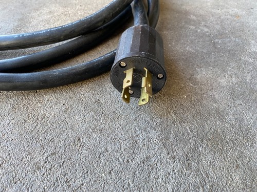 Dell APC AP6037 220V 3-Phase PDU, L15-30P plug, 3x C19 outlets - Picture 6 of 6