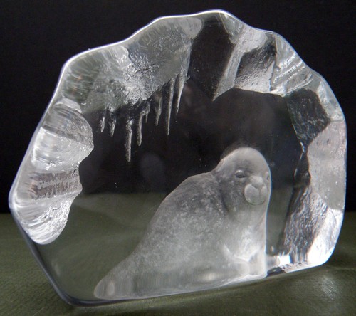 Wonderful Engraved Crystal Paperweight Seal Sculpture by Mats Jonasson - Picture 9 of 12