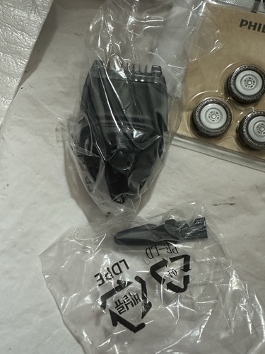 Philips Norelco Shaver 6800 with SenseIQ Technology, Series 6000 GAA - Picture 12 of 15