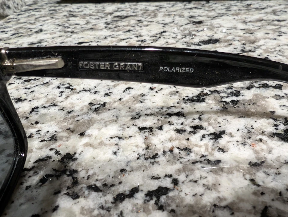Gafas de sol Foster Grant HUGO lentes polarizadas ahumadas marcos NEGROS Foto 4 de 4