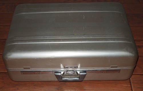Vintage Pre-Owned Halliburton Zero Hard Aluminum Suitcase Silver 26" x 18" x 8" - Picture 4 of 6