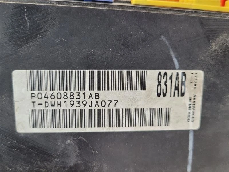 Dodge Avenger 2000 00 caja de fusibles compartimento del motor MR318380        Foto 3 de 4