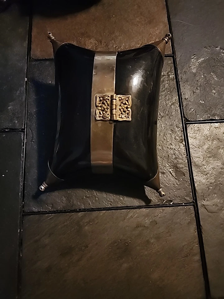 Cartera de almohada vintage de cuerno y latón de los años 30 Art Deco interior de terciopelo duro cuadrada Foto 3 de 4