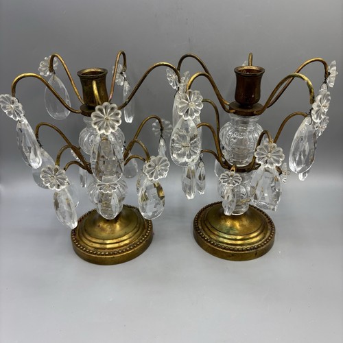 Juego único de 2 candelabros de vidrio de latón de colección con prismas de cristal colgantes - Imagen 2 de 7
