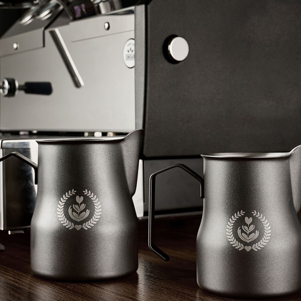 Servieren Sie Milch oder Sahne stilvoll mit diesem eleganten Edelstahl-Aufschäu