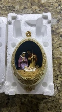 Avon Holiday Treasures 2002 “Gloria” Holy Family Nativity Musical Egg (No Stand)