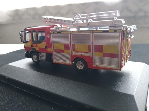 OXFORD DIECAST - VEO001 - VOLVO FL EMERGENCY ONE PUMP LADDER - WEST YORKSHIRE - Picture 7 of 9