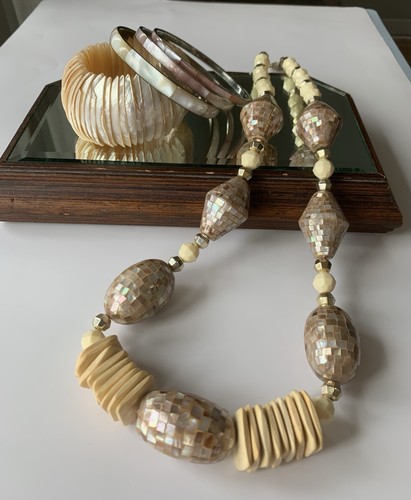 Vtg Necklace Mosaic Inlaiy Shell Big Bead and Wood & 4 Bracelet Mother Of Pearl - Picture 3 of 13