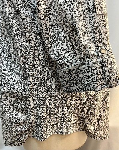 BLUSA DE MANGA CORTA BLANCA Y NEGRA Talla 1X Tiene Paneles Laterales Transpirables - Imagen 4 de 7