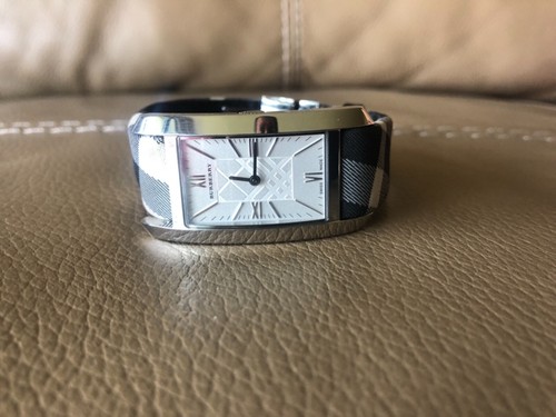 Reloj Burberry BU1077 acero inoxidable esfera plateada + correa negra a cuadros - $375 - Imagen 7 de 7