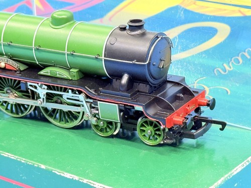 HORNBY 'OO' GAUGE R2017 'MANCHESTER UNITED' TRAIN PACK B17 LOCO & LNER COACHES! - Picture 6 of 16