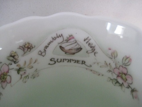 JARRÓN PORCELANA HUESO PEQUEÑO JILL BARKLEM Royal Doulton Brambly Hedge temporada verano - Imagen 5 de 11