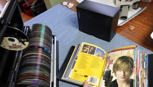100 DVDs IN DISCGEAR SORTER WITH WRAP-AROUND ART IN DISGEAR FILE BOOK LIKE NEW - Picture 2 of 6