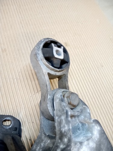 Vauxhall Vivaro Trafic Primastar 1.9 Engine Top Upper Mount Bracket 2001 - 2006 - Picture 3 of 4