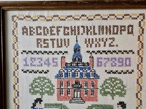 Vtg Cross Stitch Sampler Williamsburg VA Governors Palace ABC 13”x15" Framed - Imagen 3 de 8