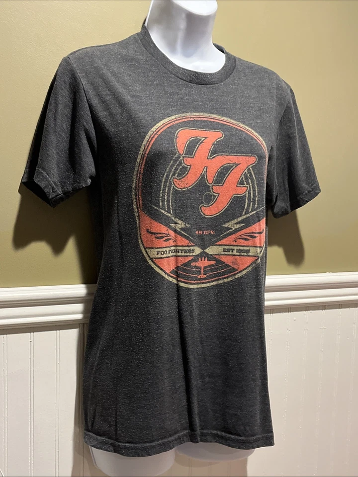 Camiseta Foo Fighters 2013 FF 45 RPM Record Logo Adulto Talla S Gris Por FEA Merch Foto 2 de 4
