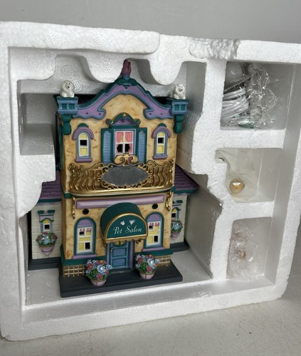 Vintage 2003 Dept 56 BARBIE 59089 Pet Salon e Boutique scatola originale funzionante - Foto 2 di 14
