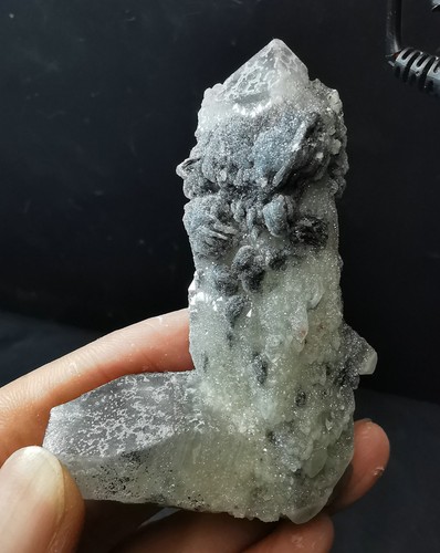 Muestra de cristal de cuarzo de calcita fluorescente especularita negra natural 67 g - Imagen 4 de 21