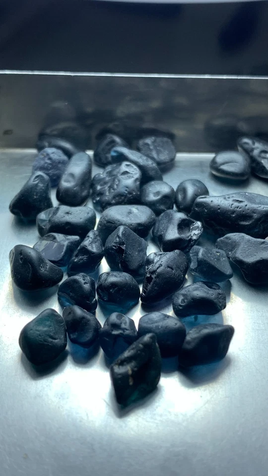 Increíble espinela de 100 quilates color azul profundo áspero. Foto 4 de 4