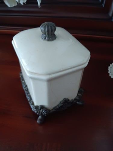 Vintage Ceramic Lidded Jar Canister Beige Tan, Antique Look Scrolled Metal Feet - Bild 2 von 9