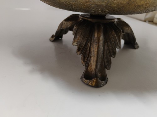 Cuenco vintage con patas de latón con diseños florales y hojas grabados 9 1/2 ” - Imagen 9 de 10