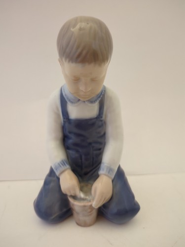 Bing & Grondahl Figurine No 2127 of Boy with Bucket - Picture 2 of 12