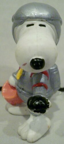 Peanuts Snoopy Astronaut Holding a Moon Rock PVC Figurine - Picture 2 of 10