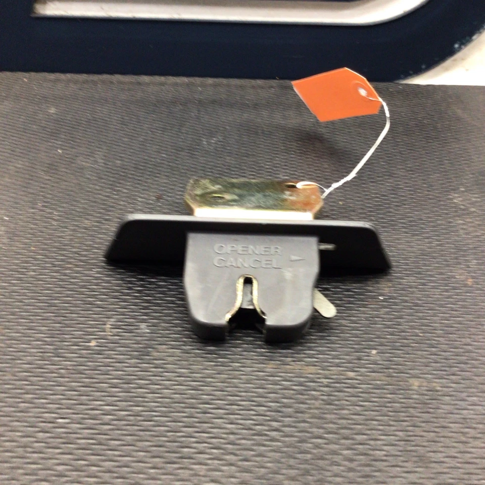 1997 年斯巴鲁 SVX - 后备箱闩锁 — 第 3/4 张图片