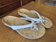 Vionic Women  s Bella White Patent Leather Toe Thong Bow Sandals 9