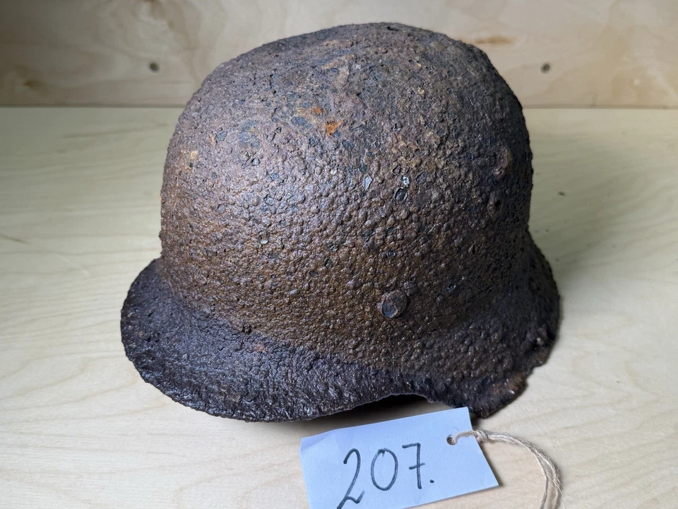 WW2 Elmetto tedesco M42 reliquia - conservato con rivestimento in cera del Kurland #207 - Immagine 2 di 4