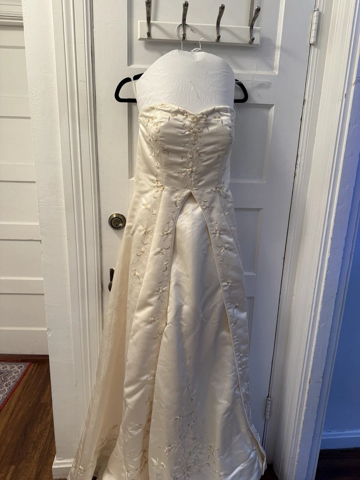 Ivory Wedding Dress With Embroidery Floral Details, Size 10 Short Train - Image 2 of 4