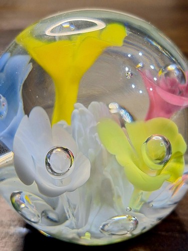 St. Claire Paperweight Multi-Colored Pastel Trumpet Flower White Base 3.25" - Picture 9 of 11