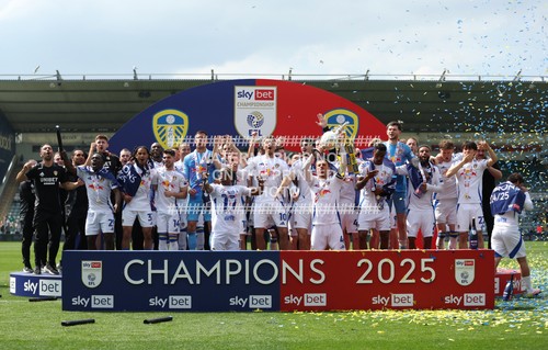 FOTO TROFEO EQUIPO CAMPEONES LEEDS FOTO LEEDS UNITED UTD 2024 2025 B - Imagen 4 de 14