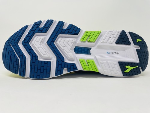 Diadora Uomo Mythos Blushield Volo 2 Scarpe da Corsa, Giallo, 10.5 D Medium US - Foto 3 di 4