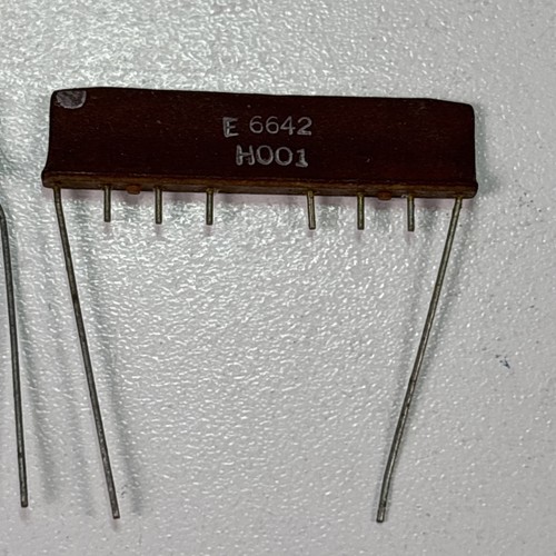 Vintage NOS Set di 2 reti di resistenze E 6642 H001 doppio pacchetto in linea (DIP) per AMP - Foto 2 di 9