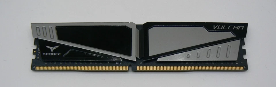 Team Group Vulcan 16GB (4x4GB) DDR4 3000 CL16 1.35V TLGD44G3000HC16CBK *BOXED* - Image 3 of 4