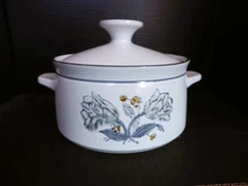 Noritake Winterrose 2.25 Qt Round Covered Casserole #69779 – Stoneware Japan