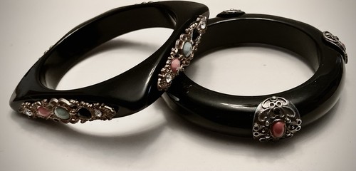 Pair of Gorgeous Black, Lucite, Jeweled, Bangle Bracelets, 1 Round/1 Square - Picture 7 of 12