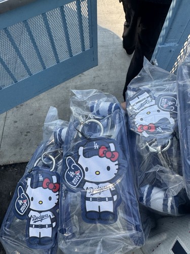 🎀💙🐱PRESALE Dodgers Hello Kitty Crossbody Bag SGA 8/05/25 🐱💙🎀 - Bild 4 von 4