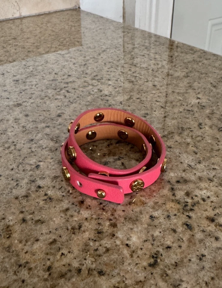 Pulsera Tory Burch de cuero rosa con tachuelas doradas Foto 3 de 4