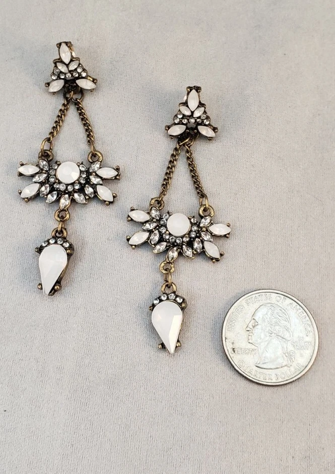 Pendientes grandes colgantes de metal tono latón color ópalo blanco llamativo Foto 4 de 4