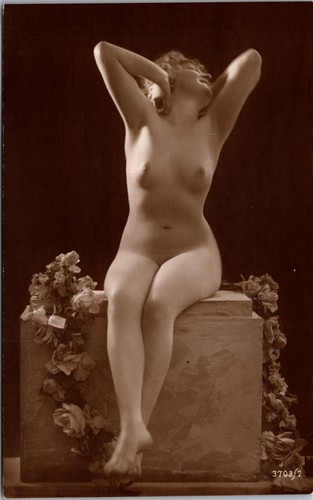 Tarjeta Arcade De Colección Mujer Desnuda Sentada, Sonriente con los Brazos Levantados Mirando a la Izquierda