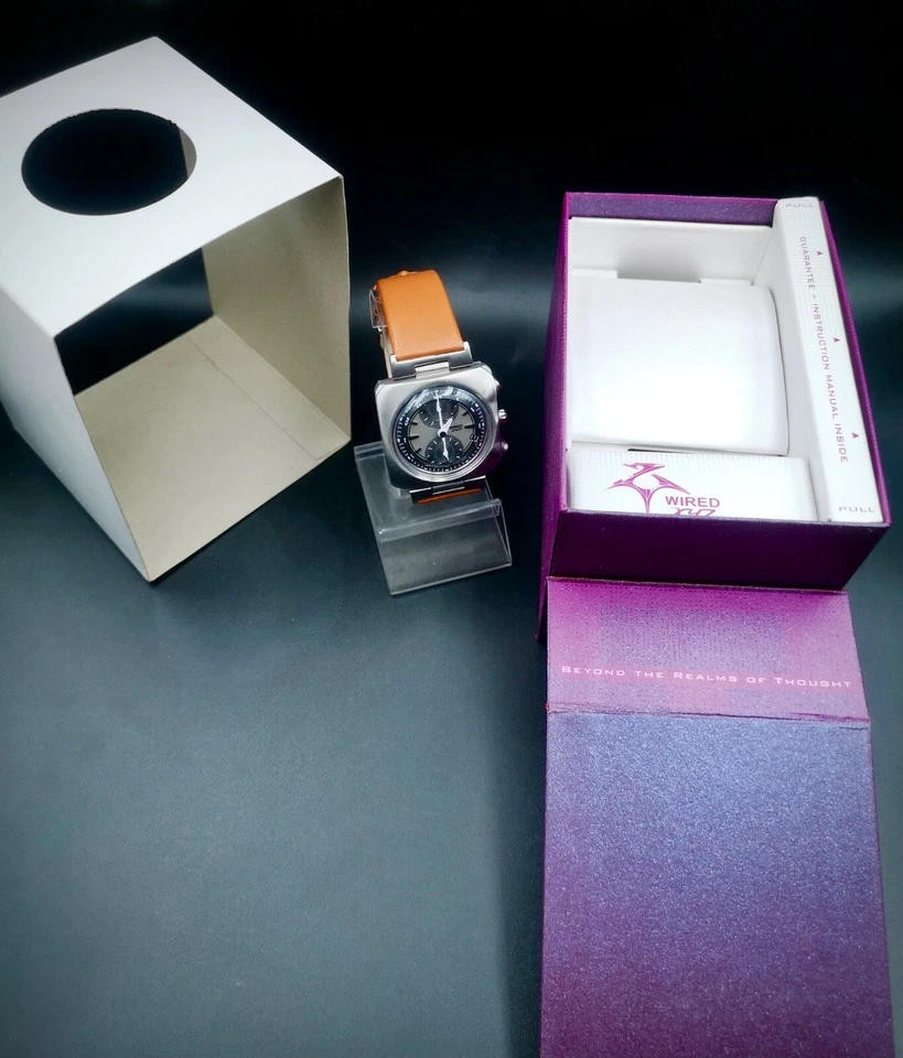 Vintage and Rare WIRED XYZ Chronograph Men’s  quartz watch. Come with Box. - Image 4 of 4