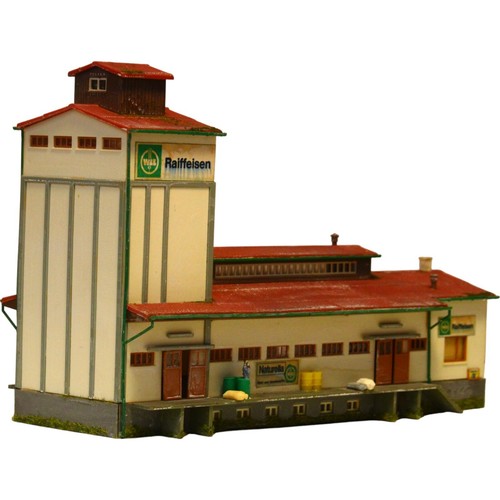 Diorama H0/1:87 Budynek Kibri Magazyn Raiffeisen Męska góra zielona patynowana - Zdjęcie 5 z 9