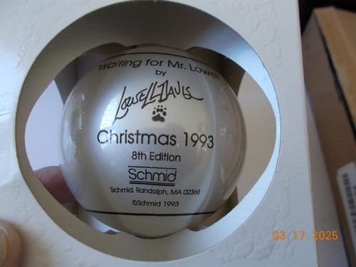 Nuevo en caja Schmid Navidad 1993 8ª Ed. Ornamento Lowell Davis "Esperando al Sr. Lowell" - Imagen 2 de 5