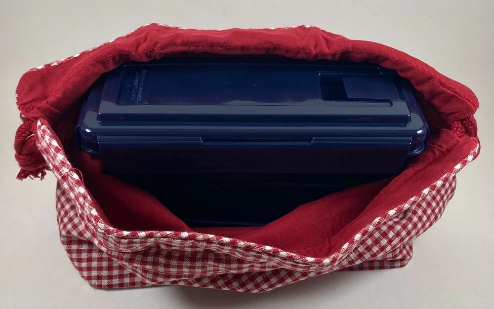 Lunch/Bento Box with Red Checkered Lunch Bag/4 Side Locking Lid with Vent/520 ml Lunch/Bento Box with Red Checkered Lunch Bag/4 Side Locking Lid with Vent/520 ml