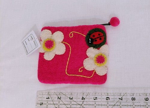 NEU Handarbeit gefilzt 100 % Wolle rosa Blumen Marienkäfer Geldbörse gefüttert mit Reißverschluss - Bild 2 von 5