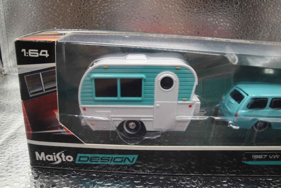 Maisto Design 1967 VW 1600 Squareback com Classic Craft Camper Diecast 1:64 - Imagem 3 de 4