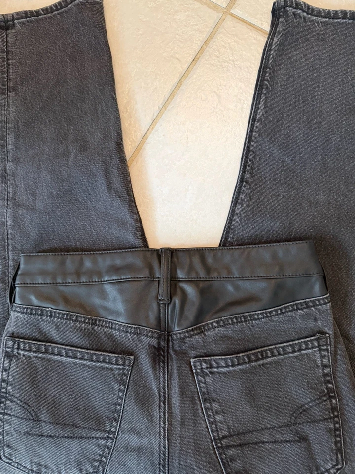 Jean recto al tobillo AEO 6 corto imitación cuero ribete negro tiro súper alto Foto 3 de 4